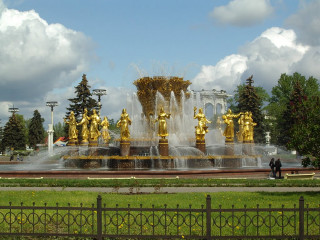 Fountain golden statues park fence - a park setting free wallpaper