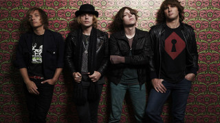 Men group wall pattern red - a pattern free wallpaper for desktop