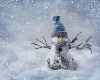Snowman winter christmas aurora snowfall - a snowman free wallpaper