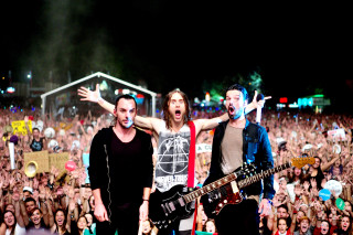 Group stage guitars microphones crowd - guitar free wallpaper