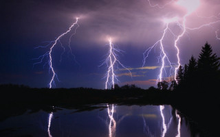 Lightning strikes lake night reflection - dramatic lightning free wallpaper for desktop