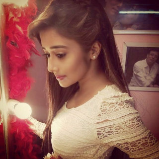 Woman white top mirror red - a mirror free wallpaper for tablet