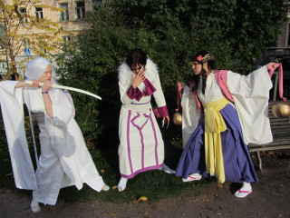 Three women costumes tree bench - three woman free wallpaper