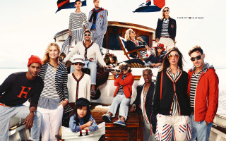 Group people boat pose picture - the background of the photo free wallpaper