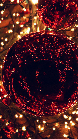 Christmas tree red ball lights - kitsch movement free wallpaper for mobile