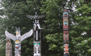 Totem poles bird forest trees - a bird free wallpaper
