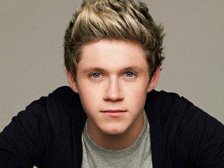 Messy haircut grey shirt man - perfect eye free wallpaper