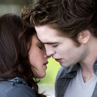 Man woman kissing eyes closed 5 - still free wallpaper for tablet