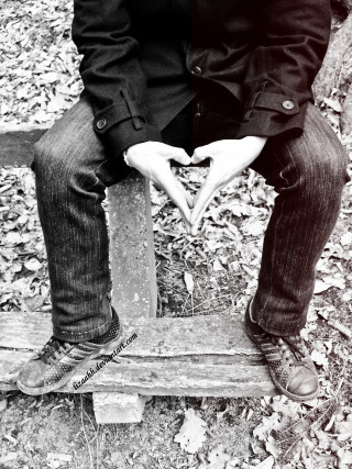 Couple bench woods hands heart - free autumn wallpaper