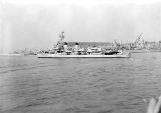 Large boat floating water city - almada negreiro free wallpaper