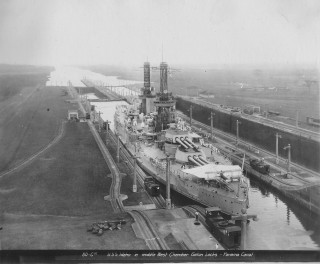 Large ship docked harbor bridge - carl walter liner free wallpaper