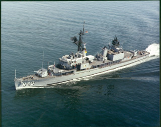 Large boat people water warship - 1 9 7 0 s free wallpaper