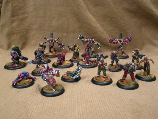 Toy figurines group sizes colors - a table top free wallpaper