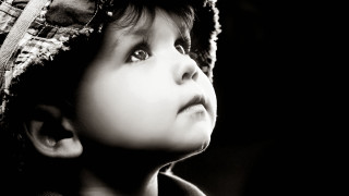 Young boy hat looking up - a young boy free wallpaper