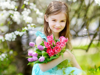 Little girl blue dress bouquet - a little girl free wallpaper for desktop