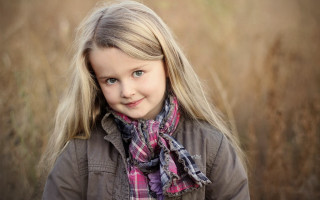 Young girl scarf pose field - a picture in a field free wallpaper