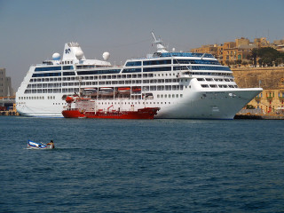 Cruise ship man small boat - front free wallpaper