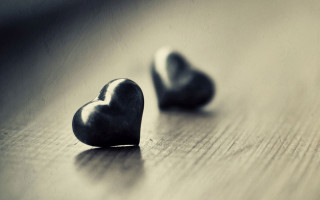 Two hearts tabletop blurry background - paper free wallpaper