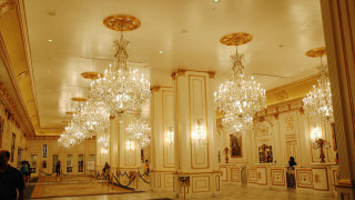 Large room chandeliers marble floor - a large room free wallpaper