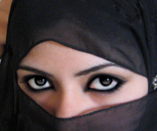 Woman blueeyes blackveil diamondring whitewall - a white wall behind her free wallpaper