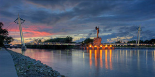 Statue lit evening water bridge - a statue free wallpaper