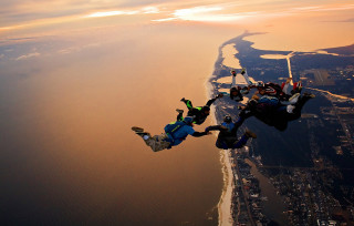 Skydiving couple city water sunset - free airplane wallpaper for desktop