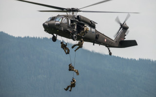 Helicopter soldiers hanging side action - a helicopter free wallpaper