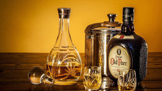 Whisky glass decanter table yellow - product photography free wallpaper