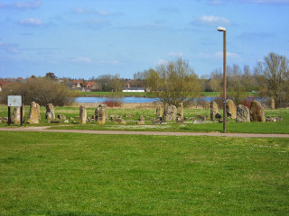 Grassy field large rocks sign - de hirsh margule free wallpaper for desktop