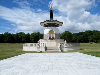 White monument black gold statue - a park free wallpaper