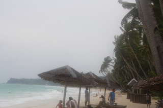 Beach group people ocean palm 2 - gloomy atmosphere free wallpaper