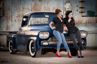 Two women vintage truck rusty - rusty free wallpaper
