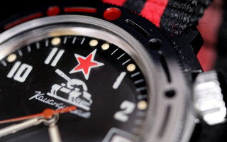 Watch red black strap star - sharp detail free wallpaper
