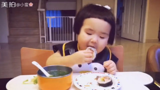 Little girl eating sushi table - little free wallpaper