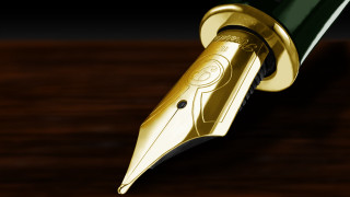 Gold cap pen wooden table - a pen free wallpaper
