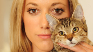 Woman holding cat surprised expression - optical free wallpaper