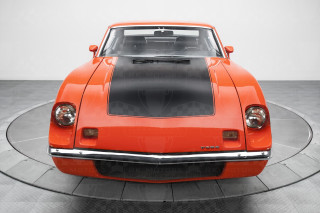 Orange sports car circular display - a black floor free wallpaper