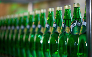 Green bottles beer shelf store - deep depth of field free wallpaper