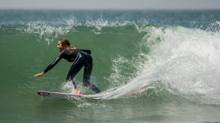 Woman surfing wave ocean sunny - full round face free wallpaper