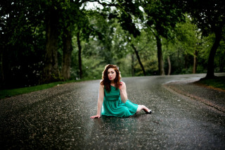 Woman sitting road rain green 4 - an umbrella free wallpaper