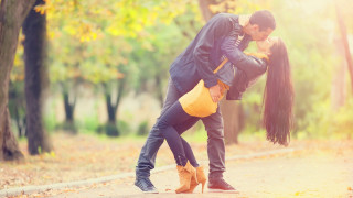 Man woman kissing autumn street - romantic free wallpaper for desktop