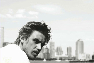 Man cityskyline cellphone blackandwhite romanticism - adam willaerts free wallpaper