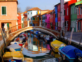 Canal boats bridge buildings background - a canal free wallpaper