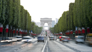 Busy street cars trees monument - busy free wallpaper