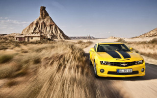 Yellow car dirt road desert - a dirt road in the desert free wallpaper