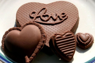 Heart chocolates love sign plate - chocolate free wallpaper