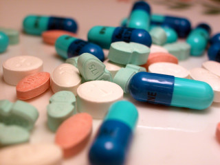 Pills table bottle scattered neoplasticism - many free wallpaper