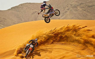 Dirt bikes jumping sand dune - two person free wallpaper