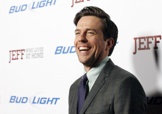 Man suit smiling redcarpet beer - alan sutherland free wallpaper