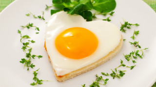 Heart shaped egg bread garnish - food photography free wallpaper